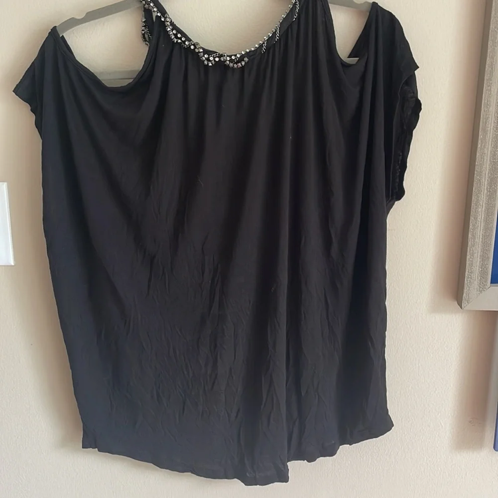 Rock & Republic Cold Shoulder Black Top with embedded necklace Size Small